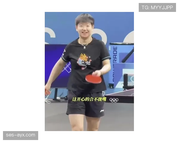 孙颖莎训练完随手啃个苹果，这自律程度真的绷不住了