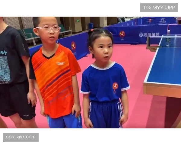 王楠退役后这生活也太爽了吧，天天晒娃喝咖啡，训练馆都不用进了？